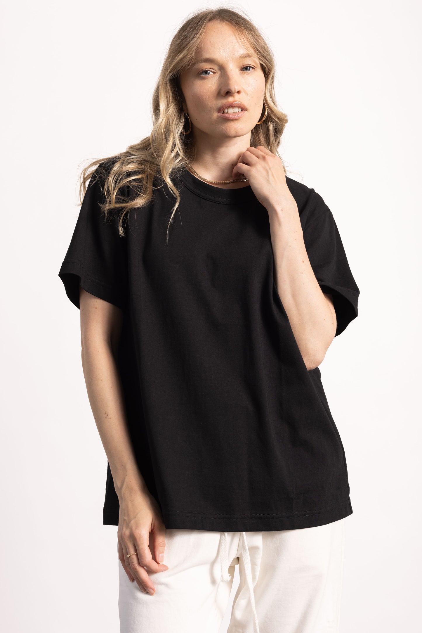 White female model wearing an oversized Tee